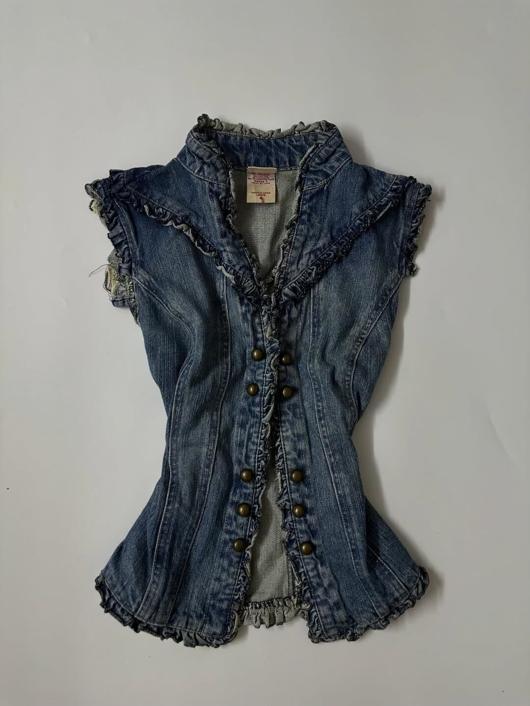 Dame denimvest med legende flæse-design Skovae