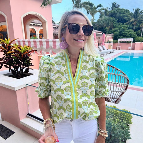 Damebluse med rynkedetaljer og blomstret print Stilla