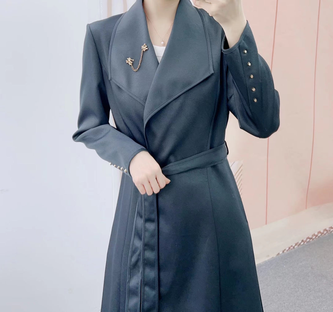 Dame elegant og figursyet lang blazer med broche Stilla