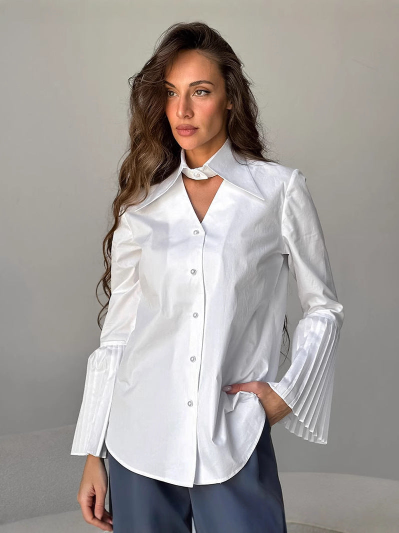 Dame skjorte med elegante plisseringer og moderne ståkrave Stilla