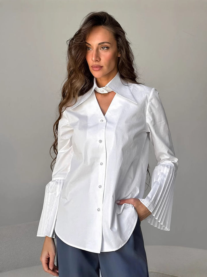 Dame skjorte med elegante plisseringer og moderne ståkrave Stilla