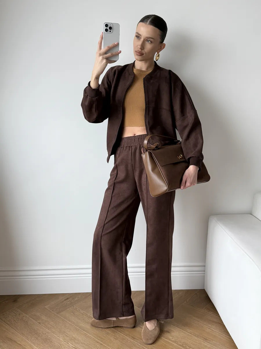 Kvindernes stilfulde fritidssæt med cropped top og løs pasform