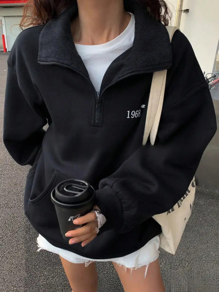 Dame sweatshirt med høj krave og praktisk kanga lomme Skovae