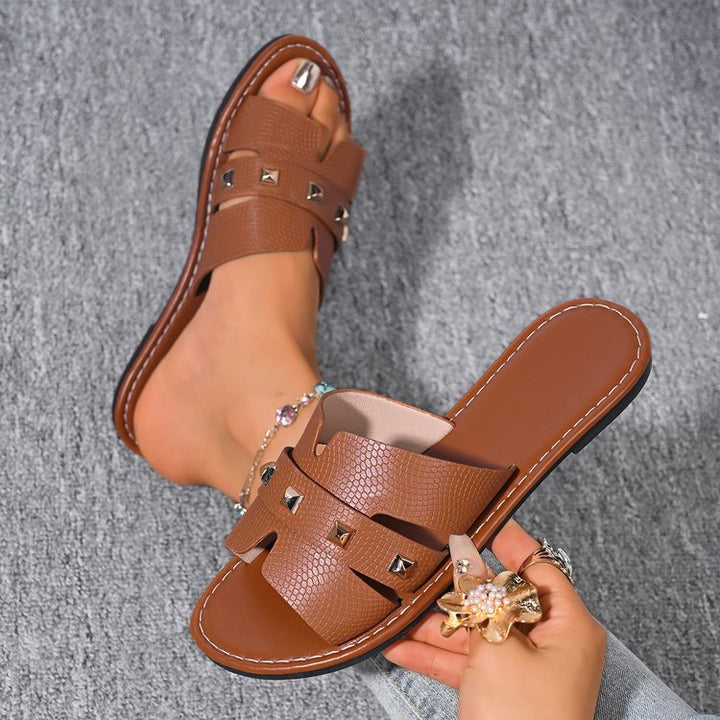 Dame Slip-On Sandaler med moderne nitaapplikationer og behagelig fodsengsdesign Stilla