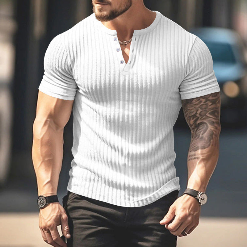 Herre kortærmet Henley T-shirt lavet af struktureret materiale med modetrendy knapper Stilla