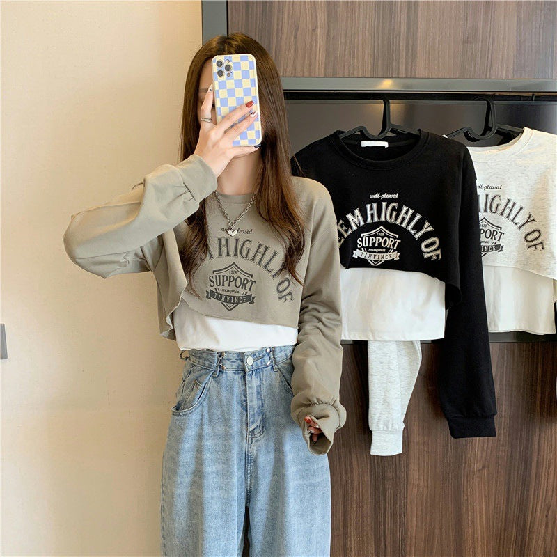 Femme Skåret Grafisk Sweatshirt med Stilfuld Statement Stilla