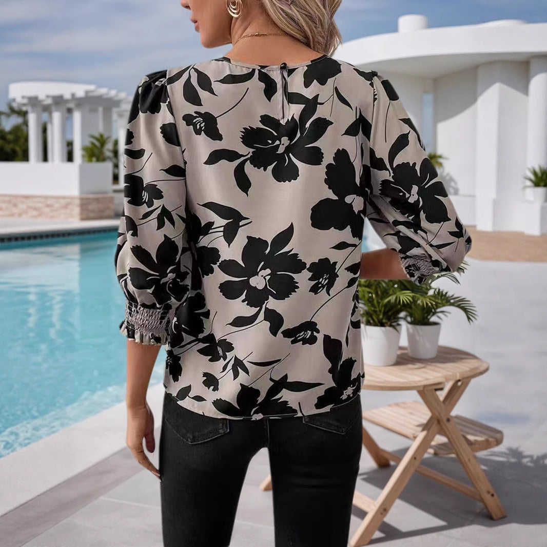 Damebluse med blomsterprint og flæseærmer Stilla