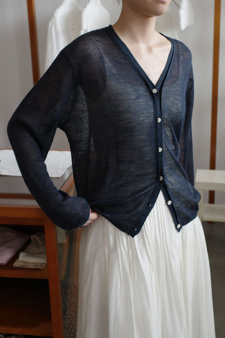 Dame løs strikket cardigan med fin knapliste og let gennemsigtigt design Stilla