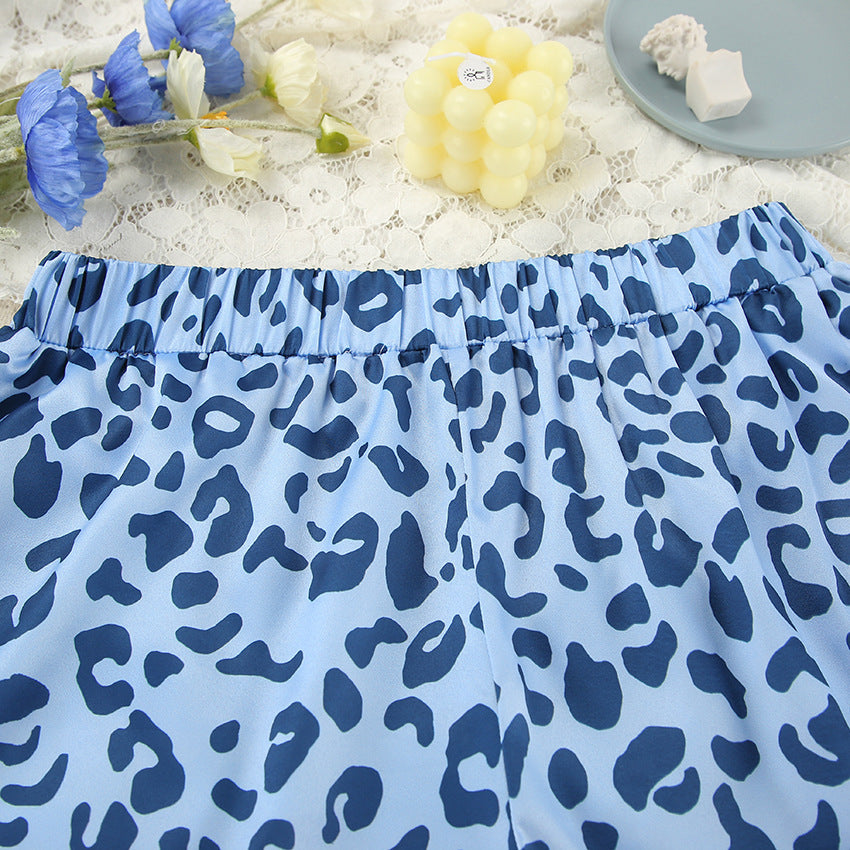 Dame sæt bestående af afslappet leoprint skjortejakke og shorts Stilla