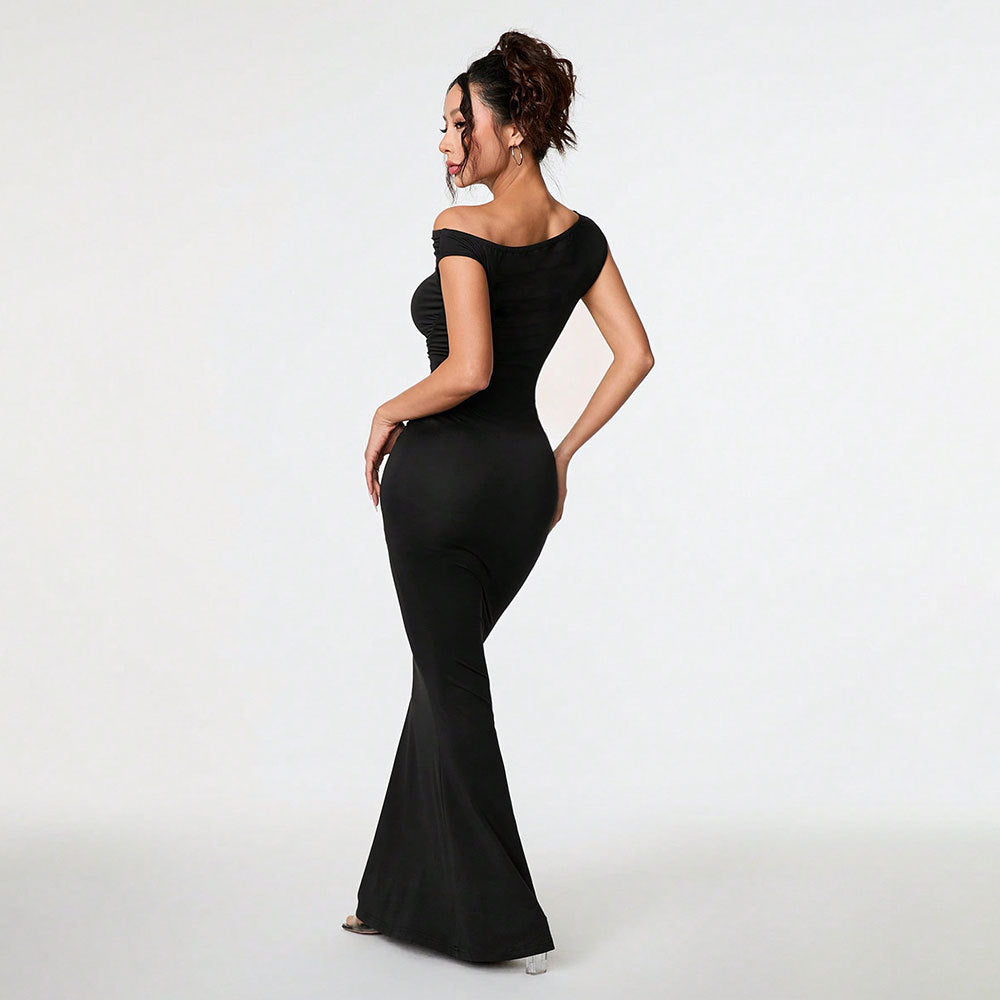 Kvinders Bodycon Wrap Kjole med Off-Shoulder Design og Elegante Flæse Detaljer Stilla