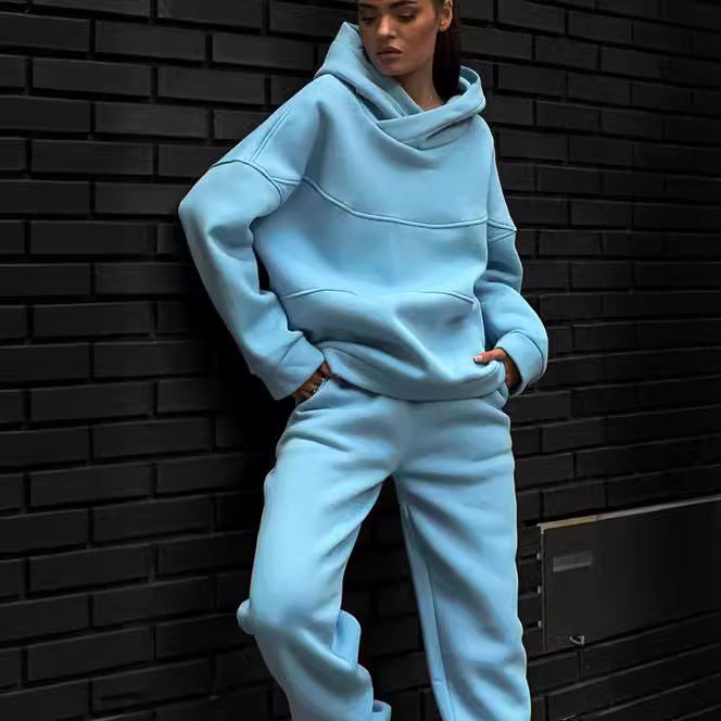 Kvinders sporty hoodie og komfortable bukser med bred pasform Skovae