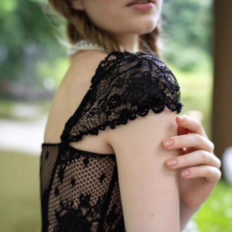 Damen Spitzenkleid mit verspielten Rüschendetails und transparentem Design Skovae