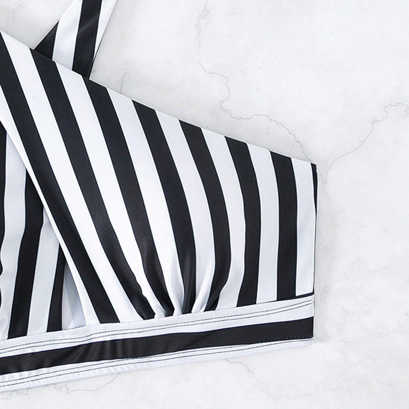 Dame triangel-bikini med raffinerede bindebånd og elegant stribet design Skovae