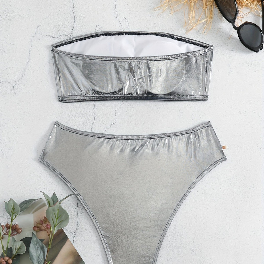 Dame bandeau-bikini med elegant glans-look og fashionable muslingedetaljer Skovae