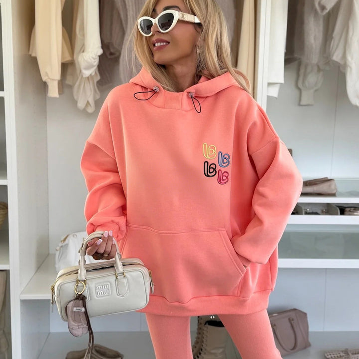 Kvinders Oversized Hoodie med Farverigt Logo og Behagelige Leggings Skovae