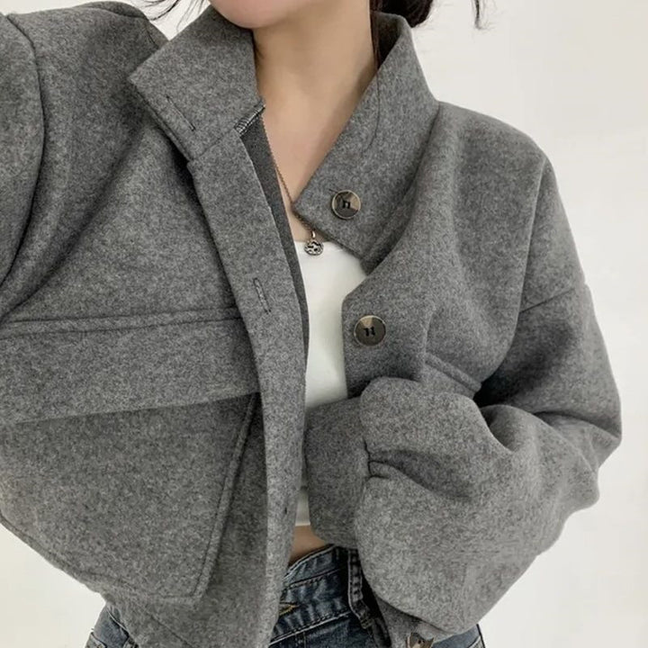 Women's cropped bomber jacket with voluminous sleeves and practical pockets