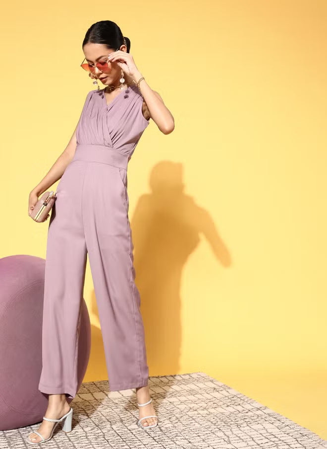 Dame jumpsuit med elegant V-halsudskæring fra Skovae