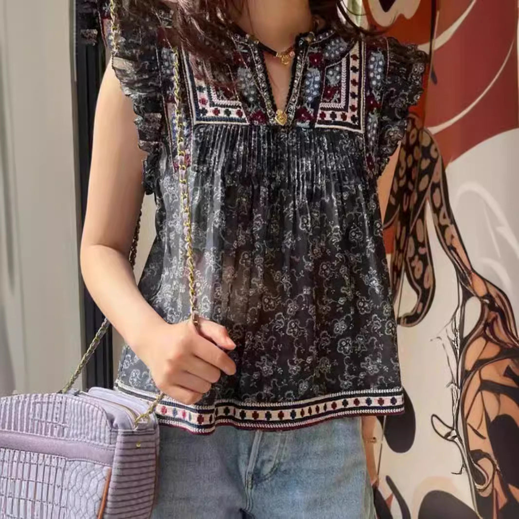 Damebluse med sarte flæsedetaljer og detaljeret broderidesign Stilla