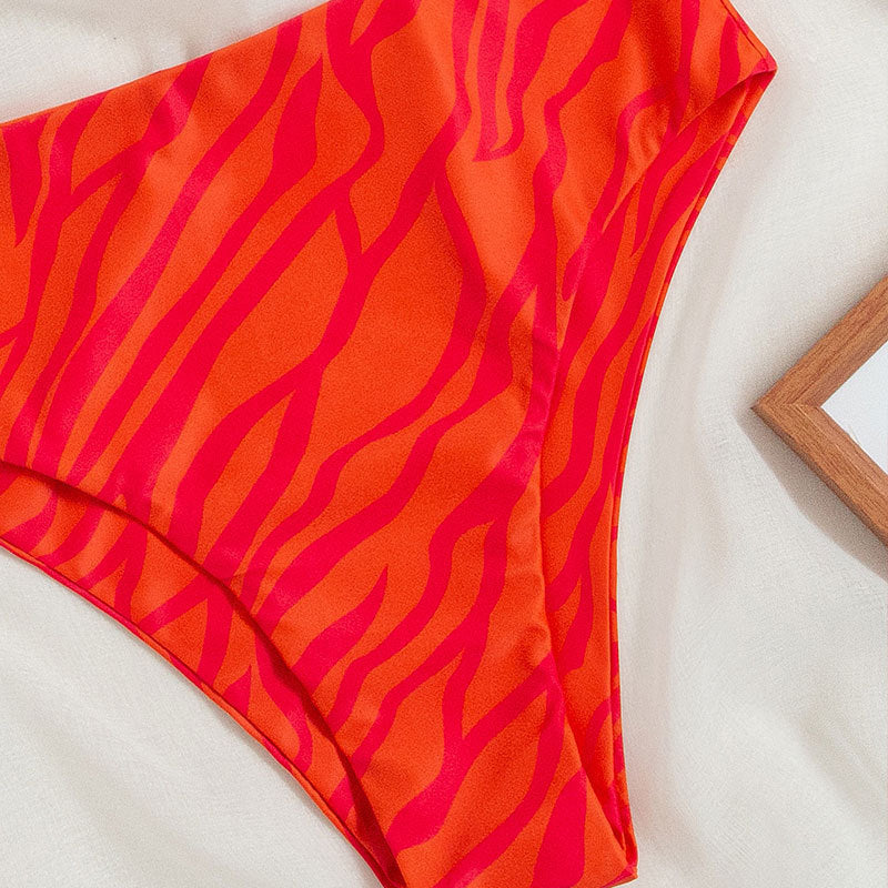 Dame bikini-sæt med flatterende indpakningsdesign og sporty dyreprint Skovae