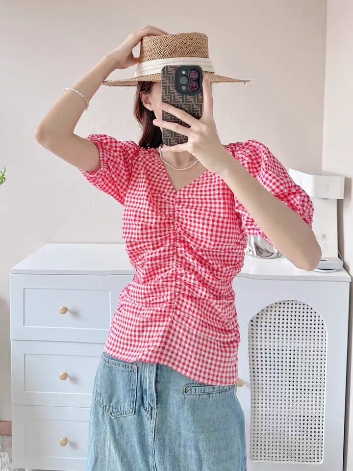 Damebluse med raffineret flæsedesign og V-hals Stilla