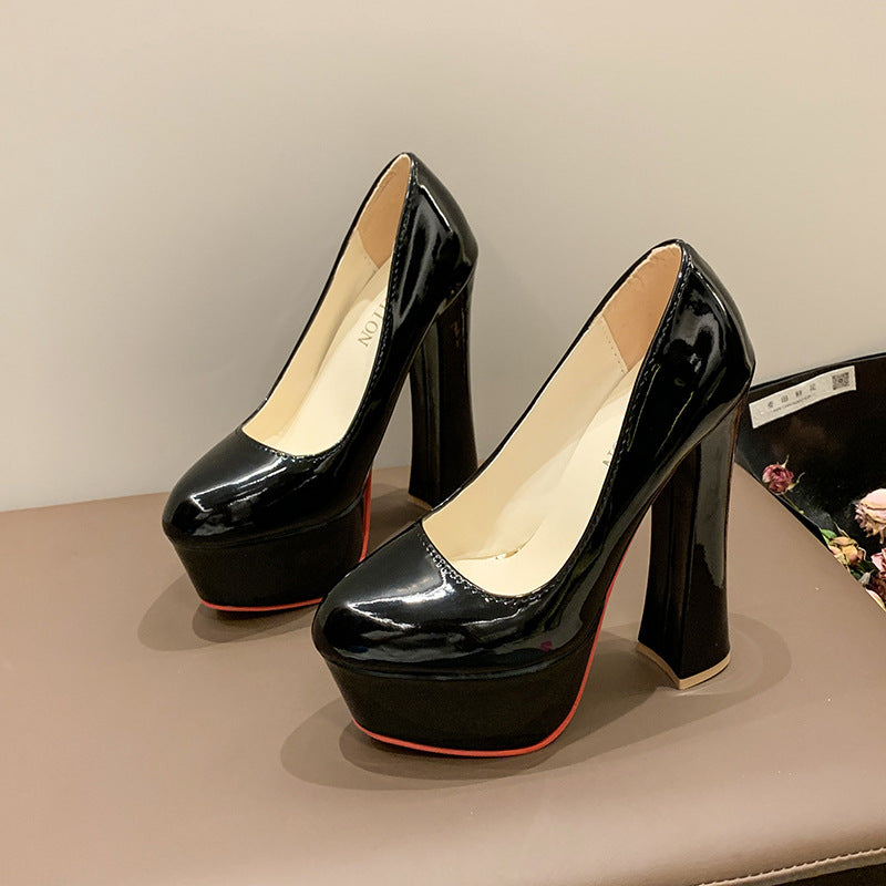 Dame plateau pumps med elegant højglans-look og stabil platform Stilla