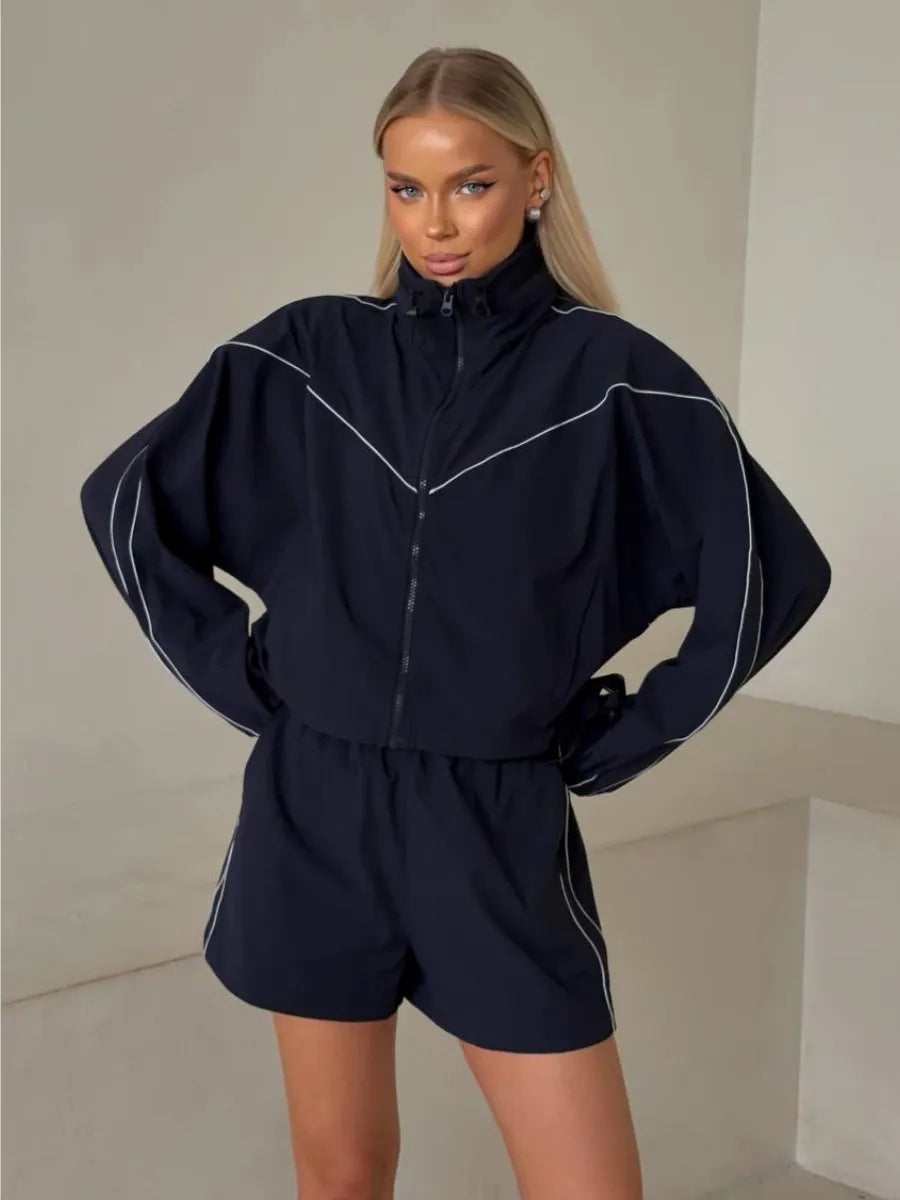Kvindernes sporty jakke med shorts i moderne udendørs stil Skovae