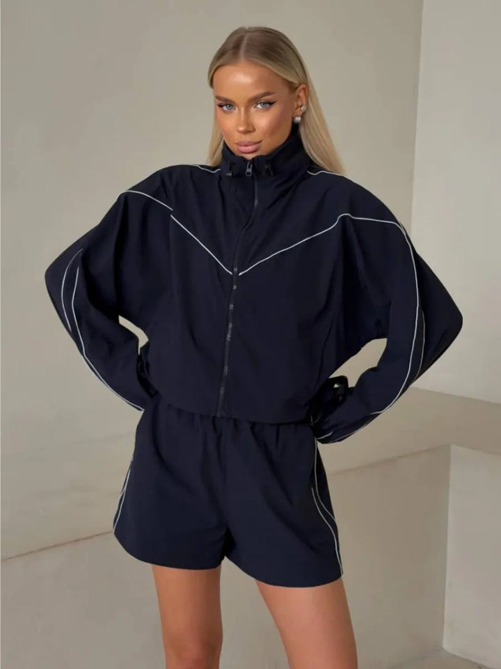 Kvindernes sporty jakke med shorts i moderne udendørs stil Skovae