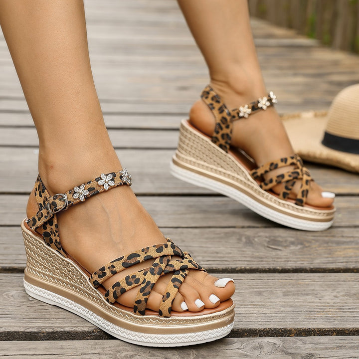 Dame wedge-sandaler med justerbart remdesign og funklende blomsteroverførsler Stilla