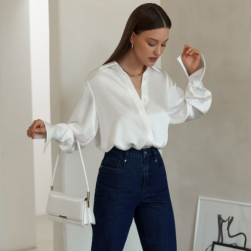Dame Elegant Satin-Skjortebluse med smalt snit og fine knapdetaljer Stilla