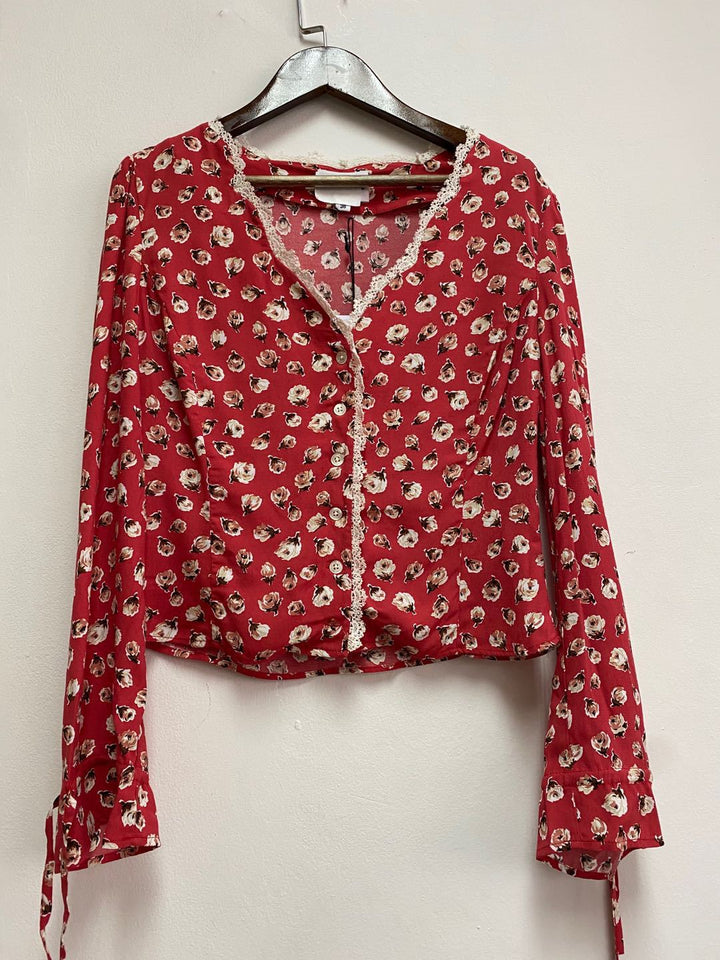Dame romantisk bluse med blomsterdesign og rynke detaljer Stilla