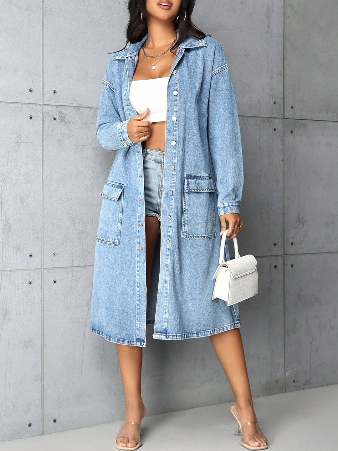 Kvinders denimjakke i lang eksponering vintage stil med praktiske lommer og knaplukning Stilla