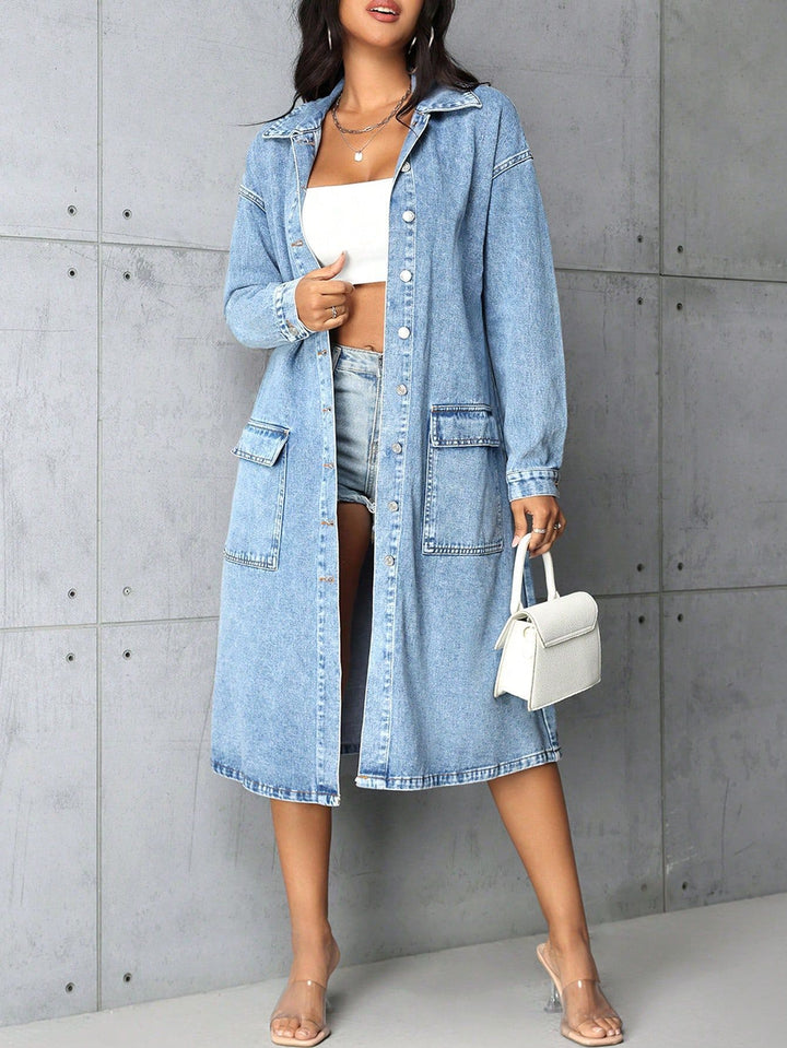 Kvinders denimjakke i lang eksponering vintage stil med praktiske lommer og knaplukning Stilla