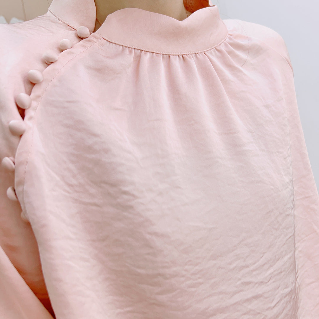 Damebluse med dekorative puffærmer og elegant ståkrave Stilla
