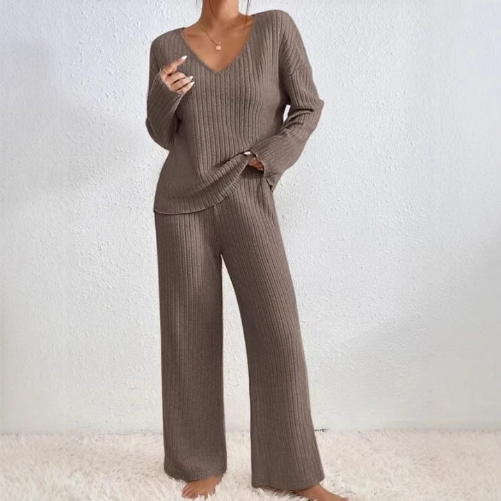 Dame loungewear-sæt med afslappet V-udskæring og ribstruktur Stilla