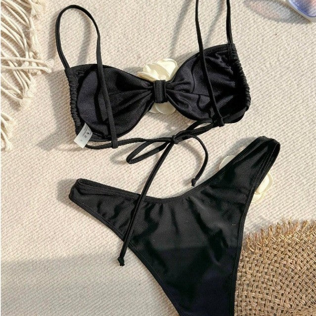 Kvinders bikini med blomsterdetaljer i flæser