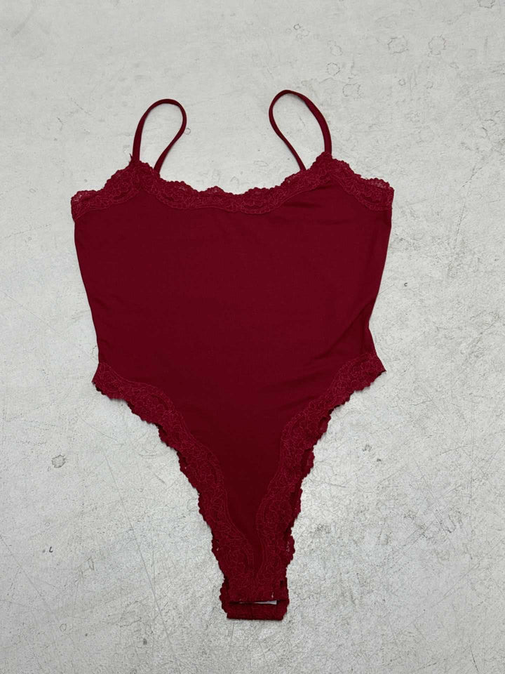 Damen eleganter Bodysuit mit Spitzenakzenten und verstellbaren Trägern Skovae