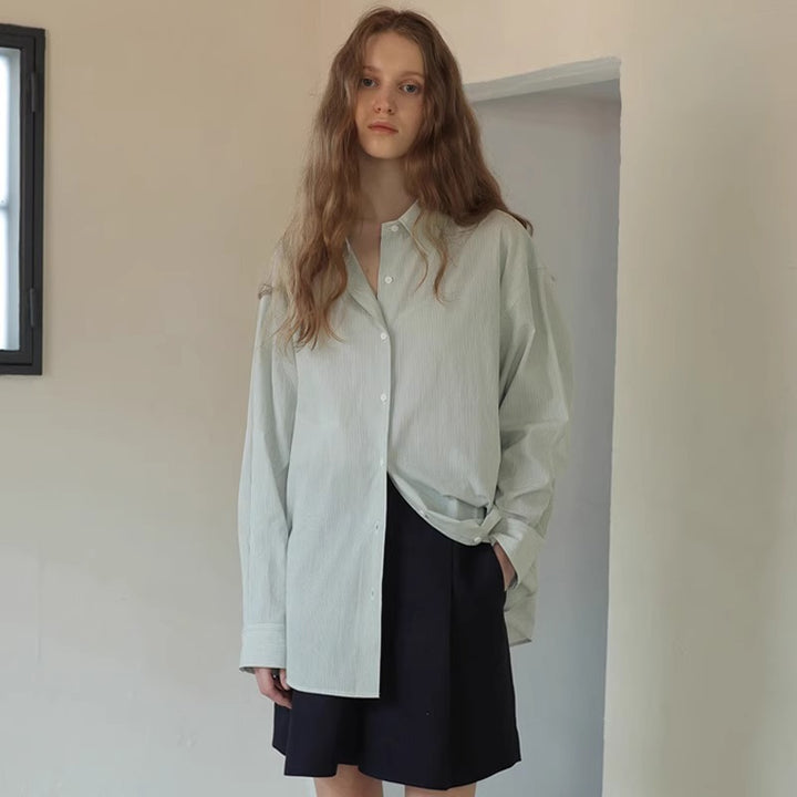 Dame afslappet vik bluse med moderne knapdetaljer og asymmetrisk snit Stilla