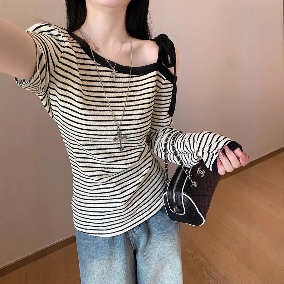 Dame langærmet top med off-shoulder design og fashionable striber Stilla