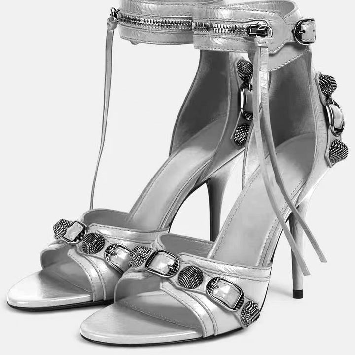Femme High-Profile Stiletto Sandaler med dekorativ ankelrem og metalliske accenter Stilla