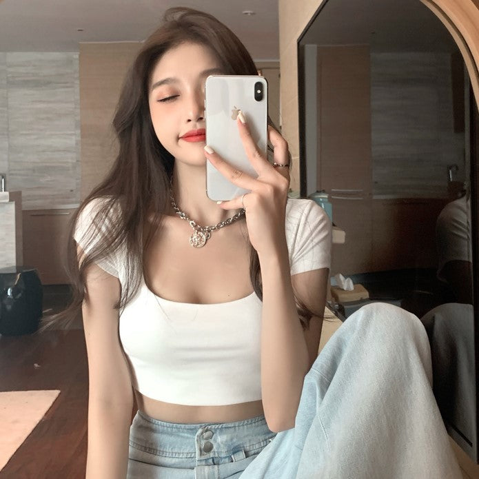 Kvinders crop top med tætsiddende rund hals og figursyede snit