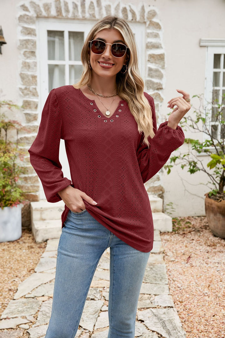 Damebluse med elegant spidsstruktur og V-hals Stilla
