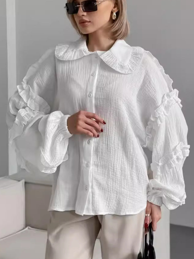 Damebluse med voluminøse flæsedetaljer og klassisk ståkrave Stilla