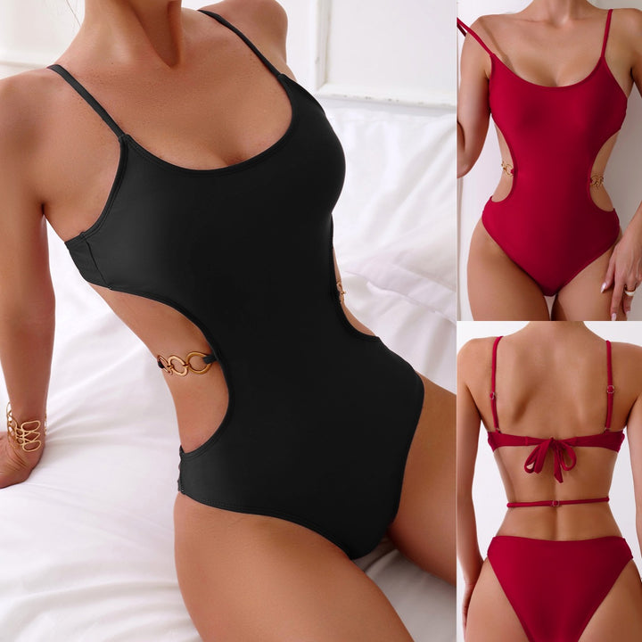 Dame ét parter badedragt med stilfulde cut-outs og elegante gulddetaljer Stilla