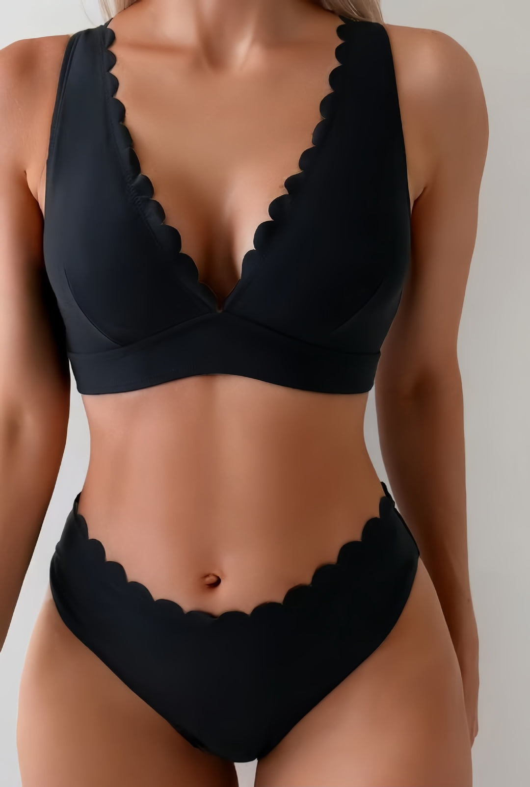 Dame bikini sæt med elegante bølgekant og dyb V-udskæring Skovae