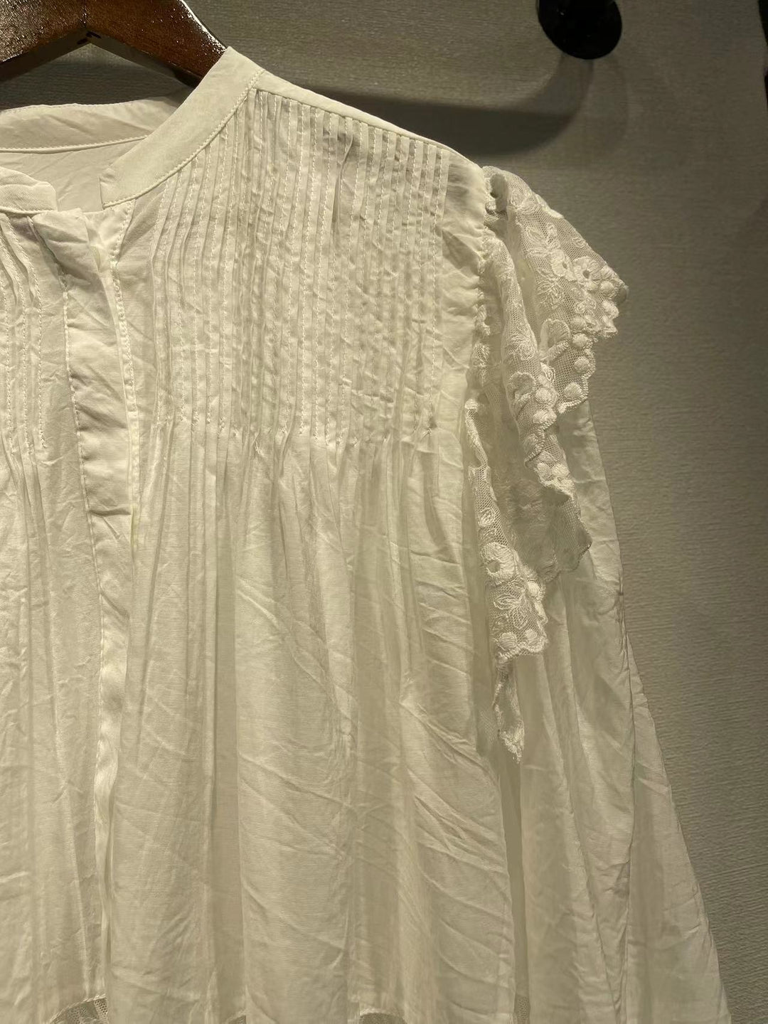 Damebluse med fine rynker og romantiske hæklede detaljer Stilla