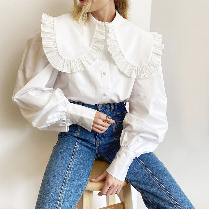 Damebluse med voluminøs krave og flæsedetaljer Stilla