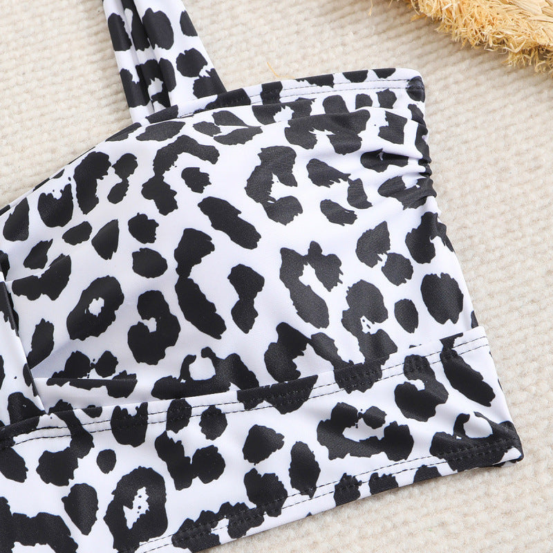 Dame triangel-bikini med moderigtigt leopardmønster og gennemtænkte stropdetaljer Skovae