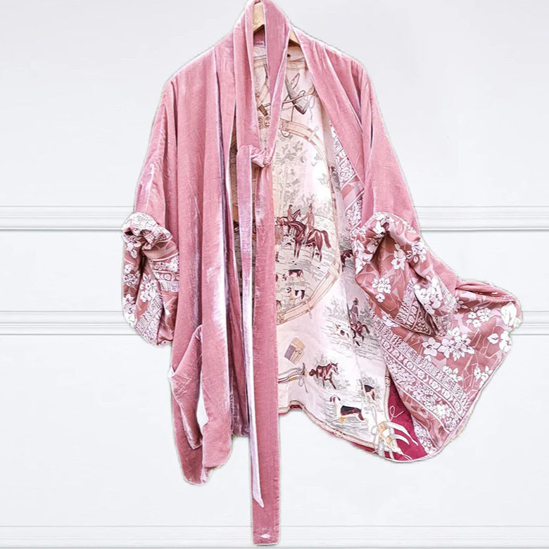 Kvinders luksuriøse kimono med blomstermotiv og silkefoer Skovae