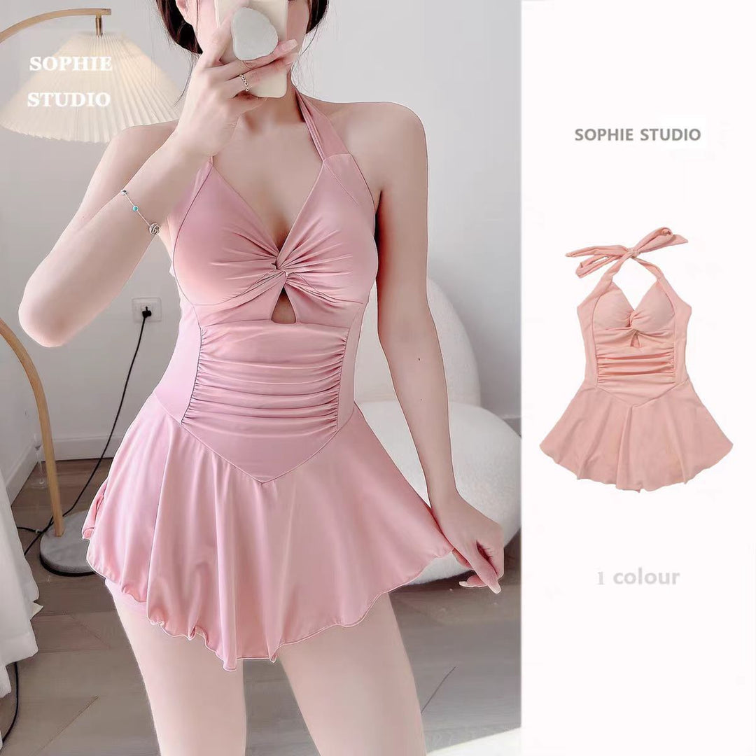 Dame one-piece badeanzug med moderne indpakningsdesign og smagfuld cut-out Skovae