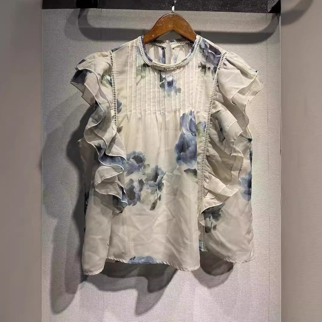 Damebluse med overdådige flæsedetaljer og sarte blomsterdesign Stilla